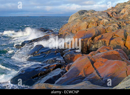 Mar Baltico e scogliere rocciose del Kokar Isola che appartiene alle isole Aland in Finlandia. Foto Stock