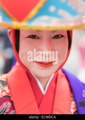 La donna nel tradizionale danza ryukyu costume con Hanagasa hat. Il Castello di Shuri Festival tenutosi nella città di Naha, Okinawa. Foto Stock