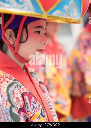 Giovane donna nel tradizionale danza ryukyu costume con Hanagasa hat. Il Castello di Shuri Festival tenutosi nella città di Naha, Okinawa. Foto Stock