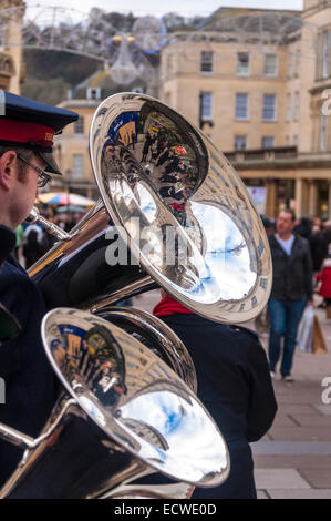 Bagno, Somerset, Regno Unito. Xx Dec, 2014. Un esercito della salvezza brass band suonare carols tradizionali di Natale in Union Street su una intensa giornata di shopping in citta'. Credito: Richard Wayman/Alamy Live News Foto Stock