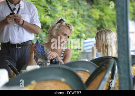 Pamela Anderson visiti la spiaggia e va per un caffè con il suo nipote e un amico in Isola Bella, Italia. Pamela è in città per il sessantesimo Taormina Film Festival. Dotato di: Pamela Anderson dove: Taormina, Italia Quando: 17 Giu 2014 Foto Stock