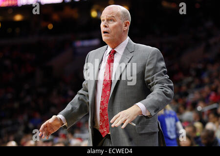 Dicembre 19, 2014: Charlotte Hornets allenatore Steve Clifford reagisce durante il gioco NBA tra Charlotte Hornets e la Philadelphia 76ers presso la Wells Fargo Center di Philadelphia, Pennsylvania. La Charlotte Hornets ha vinto 109-91. Foto Stock