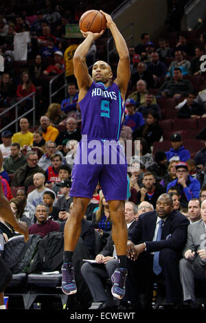 Dicembre 19, 2014: Charlotte Hornets guard Gerald Henderson (9) Spara la palla durante il gioco NBA tra Charlotte Hornets e la Philadelphia 76ers presso la Wells Fargo Center di Philadelphia, Pennsylvania. La Charlotte Hornets ha vinto 109-91. Foto Stock