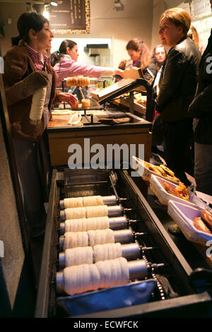 Trdelník pasticceria a Praga, Boemia, Repubblica Ceca, Repubblica Ceca, Europa Foto Stock