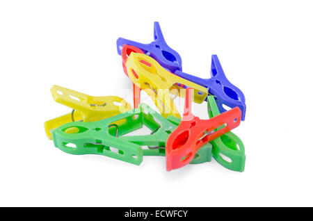 Mazzetto di coloratissimi clothespins isolato su bianco Foto Stock