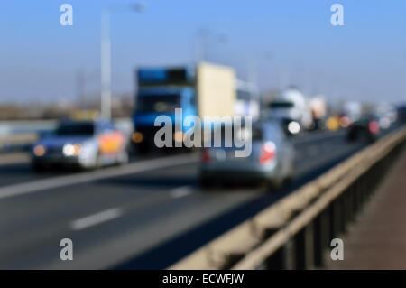 Sfocati vetture sfocata e la strada in una città. Il traffico a Varsavia in Polonia. Copyspace. Trasporto Foto Stock