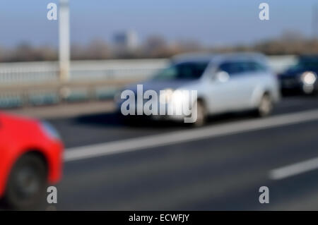 Sfocati vetture sfocata e la strada in una città. Il traffico a Varsavia in Polonia. Copyspace. Il trasporto. Foto Stock