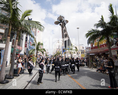 Il hatagashira ( banner / bandiera ) sfilano davanti alla più grande del mondo di tiro della fune, Kokusai Street, citta' di Naha, a Okinawa, Giappone Foto Stock