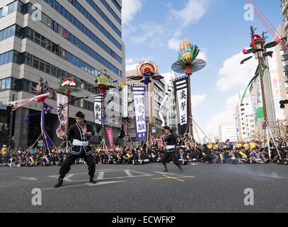Il hatagashira ( banner / bandiera ) parata e dimostrazione di karate prima il più grande del mondo di tiro della fune, citta' di Naha, Okinawa Foto Stock