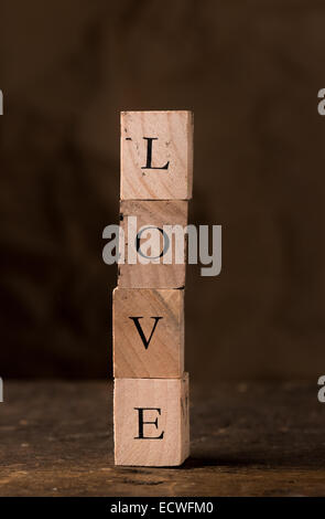 Blocchi di stampaggio con la parola amore sillabato impilati Foto Stock