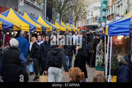 Wolverhampton, Regno Unito. Xx Dec, 2014. Gli amanti dello shopping in vigore nel centro di Wolverhampton su 'Panic Sabato' Foto Stock