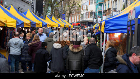 Wolverhampton, Regno Unito. Xx Dec, 2014. Gli amanti dello shopping in vigore nel centro di Wolverhampton su 'Panic Sabato' Foto Stock