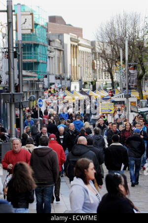 Wolverhampton, Regno Unito. Xx Dec, 2014. Gli amanti dello shopping in vigore nel centro di Wolverhampton su 'Panic Sabato' Foto Stock