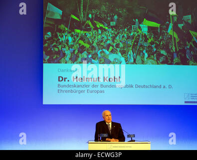 Dresden, Germania. Xix Dec, 2014. Il cancelliere tedesco a.D. Helmut Kohl parla durante la cerimonia 'Gluecklich vereint. Von der Deutschen Einheit zur Europäischen Einigung' (lit. "Uited felicemente. Dall'unità tedesca fino a quando l'Unione europea') a Dresda, Germania, 19 dicembre 2014. Venticinque anni fa, il 19 dicembre 1989, il Cancelliere tedesco Dr. Hemlut Kohl (CDU) visitato Dresda e ha tenuto un discorso davanti alle rovine della Frauenkirche. Con la cerimonia della Fondazione Konrad Adenauer ricorda gli eventi del mese di dicembre 1989 a Dresda. Foto: Arno Burgi/dpa/Alamy Live News Foto Stock