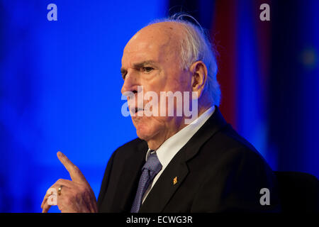 Dresden, Germania. Xix Dec, 2014. Il cancelliere tedesco a.D. Helmut Kohl parla durante la cerimonia 'Gluecklich vereint. Von der Deutschen Einheit zur Europaeischen Einigung' (lit. "Felicemente uniti. Dall'unità tedesca fino a quando l'Unione europea') a Dresda, Germania, 19 dicembre 2014. Venticinque anni fa, il 19 dicembre 1989, il Cancelliere tedesco Dr. Hemlut Kohl (CDU) visitato Dresda e ha tenuto un discorso davanti alle rovine della Frauenkirche. Con la cerimonia della Fondazione Konrad Adenauer ricorda gli eventi del mese di dicembre 1989 a Dresda. Foto: Arno Burgi/dpa/Alamy Live News Foto Stock