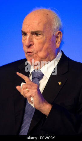 Dresden, Germania. Xix Dec, 2014. Il cancelliere tedesco a.D. Helmut Kohl parla durante la cerimonia 'Gluecklich vereint. Von der Deutschen Einheit zur Europaeischen Einigung' (lit. "Felicemente uniti. Dall'unità tedesca fino a quando l'Unione europea') a Dresda, Germania, 19 dicembre 2014. Venticinque anni fa, il 19 dicembre 1989, il Cancelliere tedesco Dr. Hemlut Kohl (CDU) visitato Dresda e ha tenuto un discorso davanti alle rovine della Frauenkirche. Con la cerimonia della Fondazione Konrad Adenauer ricorda gli eventi del mese di dicembre 1989 a Dresda. Foto: Arno Burgi/dpa/Alamy Live News Foto Stock