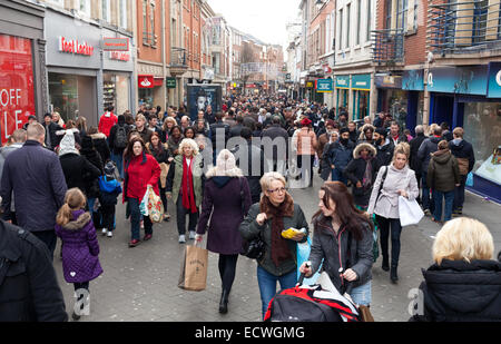 Clumber Street, Nottingham, Regno Unito. Xx Dicembre 2014. Christmas Shopper su Clumber Street in Nottingham City Centre sul panico sabato, l'ultimo sabato prima di Natale, è prevista per essere il giorno di punta di quest'anno per lo shopping di Natale. Clumber Street è rinomata per essere la più trafficata area commerciale pedonale in Europa Credito: Mark Richardson/Alamy Live News Foto Stock