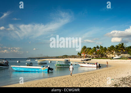 Maurizio, Flic en Flac, spiaggia pubblica, barche ormeggiate in laguna protetta Foto Stock