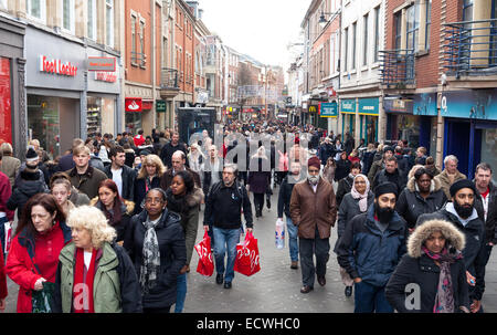 Clumber Street, Nottingham, Regno Unito. Xx Dicembre 2014. Christmas Shopper su Clumber Street in Nottingham City Centre sul panico sabato, l'ultimo sabato prima di Natale, è prevista per essere il giorno di punta di quest'anno per lo shopping di Natale. Clumber Street è rinomata per essere la più trafficata area commerciale pedonale in Europa Credito: Mark Richardson/Alamy Live News Foto Stock