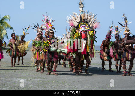 La Melanesia, Papua Nuova Guinea, fiume Sepik area, villaggio di Kopar. Tipico sing-sing benvenuti danza. Foto Stock
