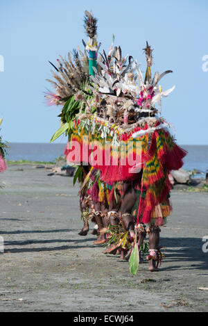 La Melanesia, Papua Nuova Guinea, fiume Sepik area, villaggio di Kopar. Tipico sing-sing benvenuti danza. Foto Stock