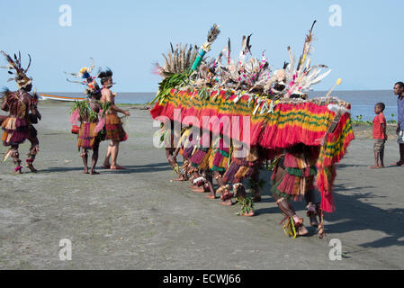 La Melanesia, Papua Nuova Guinea, fiume Sepik area, villaggio di Kopar. Tipico sing-sing benvenuti danza. Foto Stock