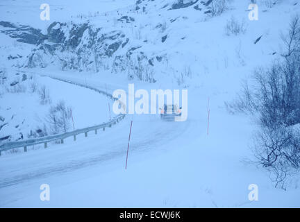 Car guida su neve e ghiaccio vicino al circolo polare artico in Svezia. Volvo XC70 utilizzando gli pneumatici invernali Foto Stock