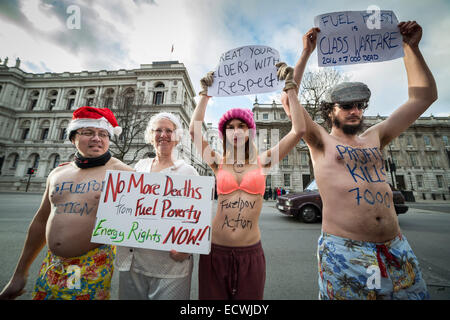 Londra, Regno Unito. Xx Dec, 2014. La povertà di carburante manifestanti di azione al di fuori di Downing Street Credit: Guy Corbishley/Alamy Live News Foto Stock