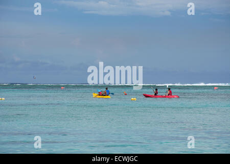 Stati federati di Micronesia, Isole Marianne, territorio statunitense di Guam, Tamuning. Popolari Ypao Beach area in Tumon Bay lungo il Mare delle Filippine. Foto Stock