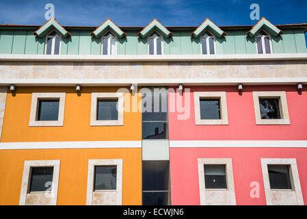 Giallo, rosa e green building, Cascais, Portogallo Foto Stock