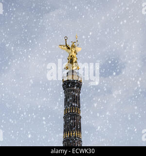 Siegessäule in inverno con i fiocchi di neve Foto Stock