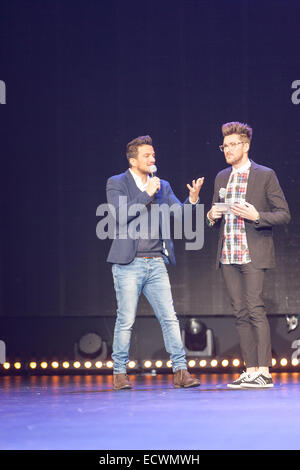 Peter Andre intervistata sul palco con Henry Holland di abbigliamento Show Live, Birmingham NEC, 2014 Foto Stock