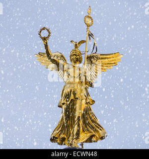 Siegessäule a Berlino in inverno con la neve Foto Stock