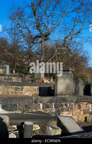 Vista delle tombe trascurate su un inverno pieno di sole di mattina in Nuova Calton sepoltura a Edimburgo, Scozia. Foto Stock