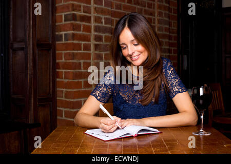 Giovane donna iscritto nel diario Foto Stock