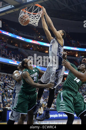 Washington, Distretto di Columbia, Stati Uniti d'America. Xx Dec, 2014. Georgetown avanti Isacco Copeland (11) schiacciate contro Charlotte nella seconda metà di un NCAA di pallacanestro degli uomini di gioco al Verizon Center di Washington. Georgetown sconfitto Charlotte, 81-78. Credito: Chuck Myers/ZUMA filo/Alamy Live News Foto Stock