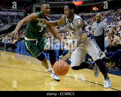 Washington, Distretto di Columbia, Stati Uniti d'America. Xx Dec, 2014. Georgetown avanti L.J. Picco (0) trascina contro Charlotte guard Torino Dorn (2) nella seconda metà di un NCAA di pallacanestro degli uomini di gioco al Verizon Center di Washington. Georgetown sconfitto Charlotte, 81-78. Credito: Chuck Myers/ZUMA filo/Alamy Live News Foto Stock