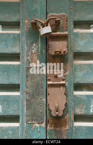 chiudere lo sportello del ferro. Al posto di un lucchetto viene inserito un  bastone di legno Foto stock - Alamy