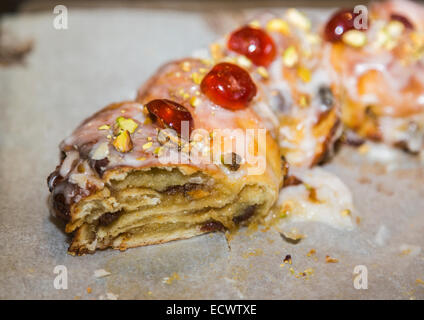 Carni macinate e marzapane couronne con ciliegie candite la decorazione come presenti nel Grande British Bake Off Masterclass di Natale con Paul Hollywood Foto Stock