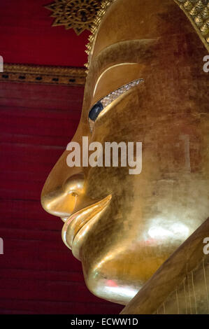 Faccia della gigantesca statua del Buddha al Wat Phra Mongkhon Bophit in Ayutthaya, Thailandia Foto Stock