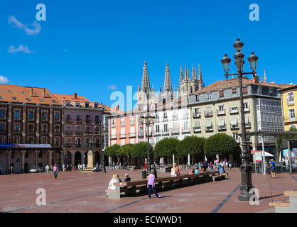 BURGOS, Spagna - 13 agosto 2014: Plaza Mayor e famosa Cattedrale gotica di Burgos, Castille, Spagna. Foto Stock