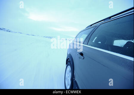 Car guida su neve e ghiaccio vicino al circolo polare artico in Svezia. Volvo XC70 utilizzando gli pneumatici invernali Foto Stock