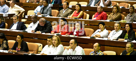 L'Avana, Cuba. Xx Dec, 2014. La chiusura delle due volte alla riunione annuale dell'Assemblea nazionale è tenuto a L'Avana, Cuba, Dic 20, 2014. Il leader cubano Raúl Castro ha comunicato al Parlamento il sabato che il suo governo è disposto ad avere il dialogo reciproco su qualsiasi argomento con gli Stati Uniti. Egli ha anche insistito Cuba non avrebbe potuto dare i suoi principi socialisti. Credito: Liu Bin/Xinhua/Alamy Live News Foto Stock