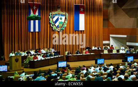 L'Avana, Cuba. Xx Dec, 2014. La chiusura delle due volte alla riunione annuale dell'Assemblea nazionale è tenuto a L'Avana, Cuba, Dic 20, 2014. Il leader cubano Raúl Castro ha comunicato al Parlamento il sabato che il suo governo è disposto ad avere il dialogo reciproco su qualsiasi argomento con gli Stati Uniti. Egli ha anche insistito Cuba non avrebbe potuto dare i suoi principi socialisti. Credito: Liu Bin/Xinhua/Alamy Live News Foto Stock