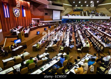 L'Avana, Cuba. Xx Dec, 2014. La chiusura delle due volte alla riunione annuale dell'Assemblea nazionale è tenuto a L'Avana, Cuba, Dic 20, 2014. Il leader cubano Raúl Castro ha comunicato al Parlamento il sabato che il suo governo è disposto ad avere il dialogo reciproco su qualsiasi argomento con gli Stati Uniti. Egli ha anche insistito Cuba non avrebbe potuto dare i suoi principi socialisti. Credito: Liu Bin/Xinhua/Alamy Live News Foto Stock