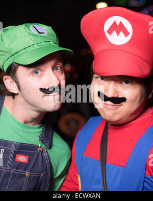 Costumi di Halloween in Chatan Town, Okinawa, in Giappone. Okinawa multiculturale della popolazione ha reso western feste popolari. Foto Stock