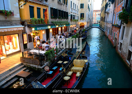 Ristorante sul Canal con gondole Venezia Italia Europa il Mare Adriatico Grand Canal Foto Stock