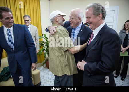 USAID contraente Alan Gross, imprigionati a Cuba per cinque anni, saluta i senatori Patrick Leahy, Jeff Flake e Chris Van Hollen, dopo il suo rilascio Dicembre 17, 2014 vicino a L'Avana, Cuba. Foto Stock