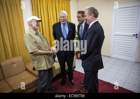 USAID contraente Alan Gross, imprigionati a Cuba per cinque anni, saluta i senatori Patrick Leahy, Jeff Flake e Chris Van Hollen, dopo il suo rilascio Dicembre 17, 2014 vicino a L'Avana, Cuba. Foto Stock