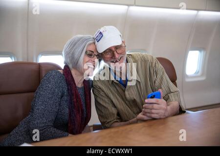 USAID contraente Alan Gross, imprigionati a Cuba per cinque anni, prende un selfie con sua moglie Judy a bordo di un piano di governo fece ritorno a Washington dopo il suo rilascio Dicembre 17, 2014 vicino a L'Avana, Cuba. Foto Stock